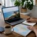 Vakantie plannen met laptop, notitieboek en paspoorten op tafel