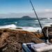Voorbereide vissersuitrusting aan de kust van Lanzarote met hengel en tackle op rotsachtige ondergrond